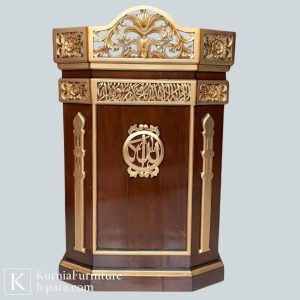 Mimbar masjid ukiran Jepara dari kayu jati dengan kaligrafi Islami dan aksen emas