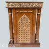Mimbar raudhah kayu jati dengan ukiran kaligrafi Islami dan desain elegan berwibawa