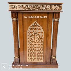 Mimbar raudhah kayu jati dengan ukiran kaligrafi Islami dan desain elegan berwibawa