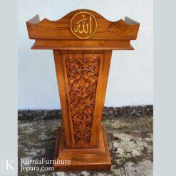 Podium mimbar masjid kayu jati ukiran klasik dengan kaligrafi dan desain berwibawa