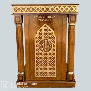 Mimbar kayu jati ukiran Islami dengan kaligrafi Allah dan desain kokoh untuk masjid