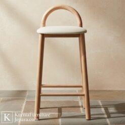 Bangku kayu untuk cafe dengan sandaran melengkung dan dudukan empuk warna krem
