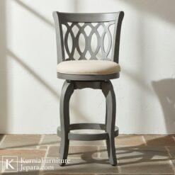 bangku untuk cafe kayu abu-abu dengan sandaran berpola artistik dan dudukan empuk