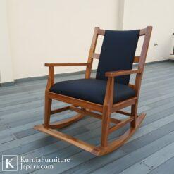 Kursi outdoor kayu solid model goyang dengan bantalan empuk untuk teras dan taman