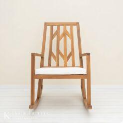 kursi goyang dengan bantalan empuk dan desain minimalis natural