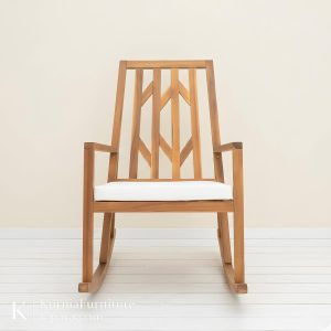 kursi goyang dengan bantalan empuk dan desain minimalis natural