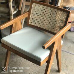 Kursi cafe Jepara kayu solid dengan desain modern minimalis, nyaman dan tahan lama untuk interior cafe.