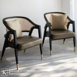 Kursi kayu unik untuk cafe dengan desain estetik modern berbahan kayu solid, nyaman dan memperkuat konsep interior cafe.