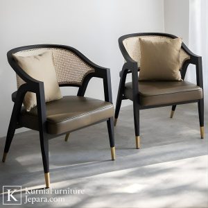Kursi kayu unik untuk cafe dengan desain estetik modern berbahan kayu solid, nyaman dan memperkuat konsep interior cafe.