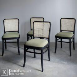 Kursi Kayu Unik untuk Cafe dengan desain estetik modern berbahan kayu solid, nyaman dan memperkuat konsep interior cafe.