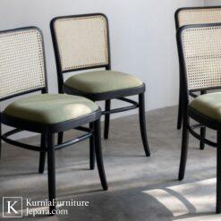 Kursi kayu unik untuk cafe dengan desain estetik modern berbahan kayu solid, nyaman dan mempercantik interior cafe.