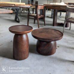 Meja cafe trembesi murah dari kayu trembesi solid dengan serat alami dan desain sederhana yang kokoh.