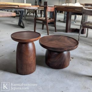 Meja cafe trembesi murah dari kayu trembesi solid dengan serat alami dan desain sederhana yang kokoh.