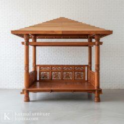 Gazebo ukir kayu dengan detail ukiran halus dan desain klasik yang elegan untuk taman dan area outdoor.