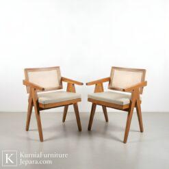 Kursi cafe Jepara berbahan kayu solid dengan desain sederhana dan konstruksi kokoh untuk kebutuhan cafe dan restoran.