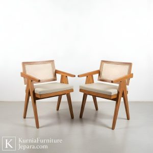 Kursi cafe Jepara berbahan kayu solid dengan desain sederhana dan konstruksi kokoh untuk kebutuhan cafe dan restoran.