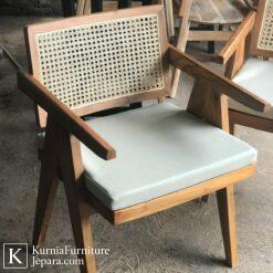 Kursi cafe Jepara berbahan kayu solid dengan desain minimalis yang kokoh dan nyaman untuk area cafe.