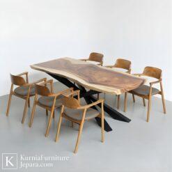 Meja makan trembesi Jepara dari kayu utuh dengan serat alami dan desain live edge modern.