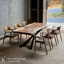 Meja makan trembesi Jepara kayu solid dengan serat alami eksklusif dan desain live edge.