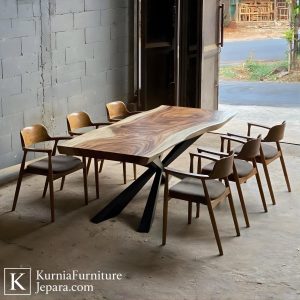 Meja makan trembesi Jepara kayu solid dengan serat alami eksklusif dan desain live edge.