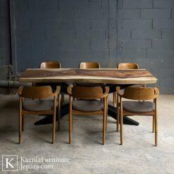 Meja makan trembesi Jepara desain modern dari kayu utuh yang kokoh dan tahan lama.
