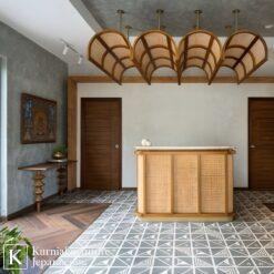 Meja Resepsionis Kayu Jati solid dengan aksen rotan alami desain modern natural.