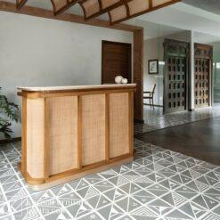 Meja Resepsionis Kayu Jati dengan desain elegan dan kombinasi rotan alami untuk interior hotel dan kantor.