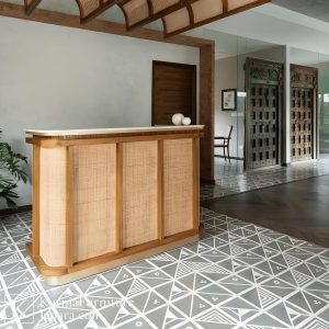 Meja Resepsionis Kayu Jati dengan desain elegan dan kombinasi rotan alami untuk interior hotel dan kantor.