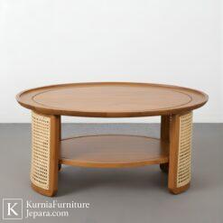 Meja kopi kecil kayu natural dengan desain minimalis dan aksen rotan elegan.