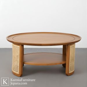 Meja kopi kecil kayu natural dengan desain minimalis dan aksen rotan elegan.