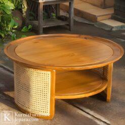 Meja kopi kecil minimalis dari kayu natural berpadu rotan modern.