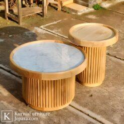 Meja cafe kopi minimalis berbahan kayu alami untuk coffee shop