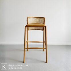 kursi bar rotan dengan desain minimalis dan rangka kokoh untuk cafe modern