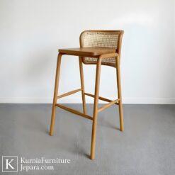 kursi bar rotan modern dengan dudukan nyaman dan tampilan estetik