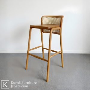kursi bar rotan modern dengan dudukan nyaman dan tampilan estetik