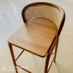 kursi bar rotan anyaman natural dengan desain elegan untuk cafe dan restoran