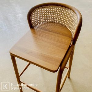 Kursi Bar Rotan Elegan & Kokoh Sentuhan Alami untuk Cafe dan Home Bar Modern 7 kursi bar rotan anyaman natural dengan desain elegan untuk cafe dan restoran
