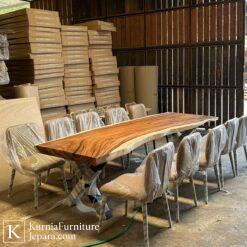 Meja Makan Trembesi Solid berbahan kayu utuh dengan serat alami khas dan desain live edge yang kokoh serta elegan.