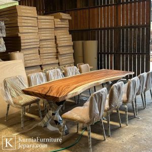 Meja Makan Trembesi Solid berbahan kayu utuh dengan serat alami khas dan desain live edge yang kokoh serta elegan.
