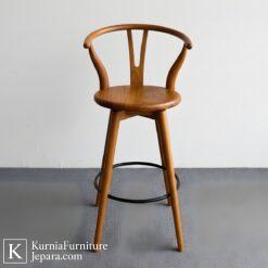 kursi kayu mini bar desain minimalis dengan finishing natural untuk cafe