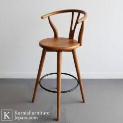 Kursi Kayu Mini Bar Berkualitas Dengan Desain Elegan Dan Kokoh. Cocok Untuk Cafe, Bar, Dan Dapur Modern Dengan Tampilan Natural Dan Nyaman. 5 kursi kayu mini bar modern dari kayu solid dengan dudukan nyaman