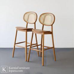 jual kursi bar kayu natural dengan dudukan nyaman dan tampilan elegan