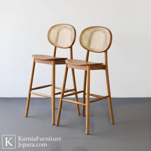 jual kursi bar kayu natural dengan dudukan nyaman dan tampilan elegan