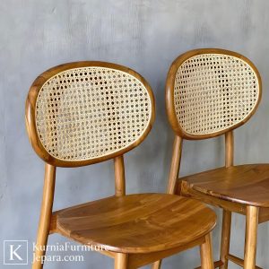 Jual Kursi Bar Kayu Jati Solid Desain Ergonomis & Elegan Upgrade Suasana Cafe Anda Sekarang! 7 jual kursi bar kayu solid dengan desain minimalis untuk cafe dan bar