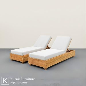 kursi santai panjang kayu dengan tampilan elegan untuk ruang keluarga