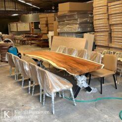Meja Makan Trembesi Solid dari kayu utuh dengan serat alami khas dan desain live edge yang kokoh dan elegan.