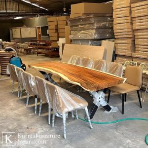 Meja Makan Trembesi Solid dari kayu utuh dengan serat alami khas dan desain live edge yang kokoh dan elegan.