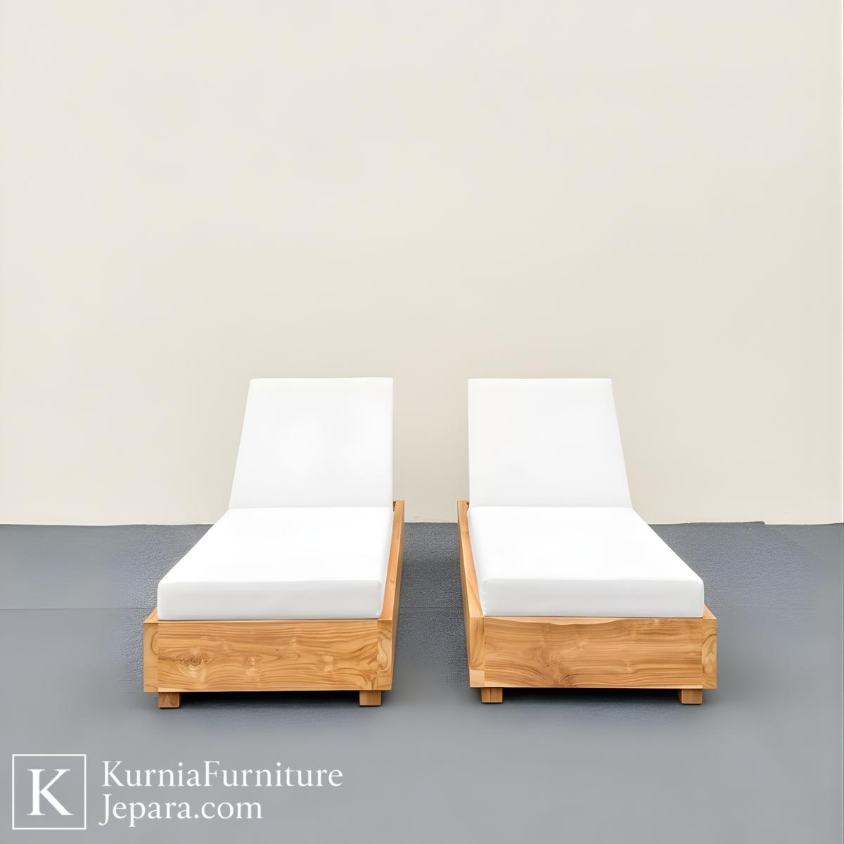 Kursi Santai Panjang Jati Finishing Halus, Material Jati Tua Asli Jepara. 3 kursi santai panjang dengan desain minimalis dan dudukan nyaman