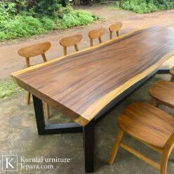 meja makan industrial desain minimalis dengan tampilan maskulin dan elegan