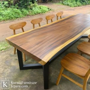 meja makan industrial desain minimalis dengan tampilan maskulin dan elegan